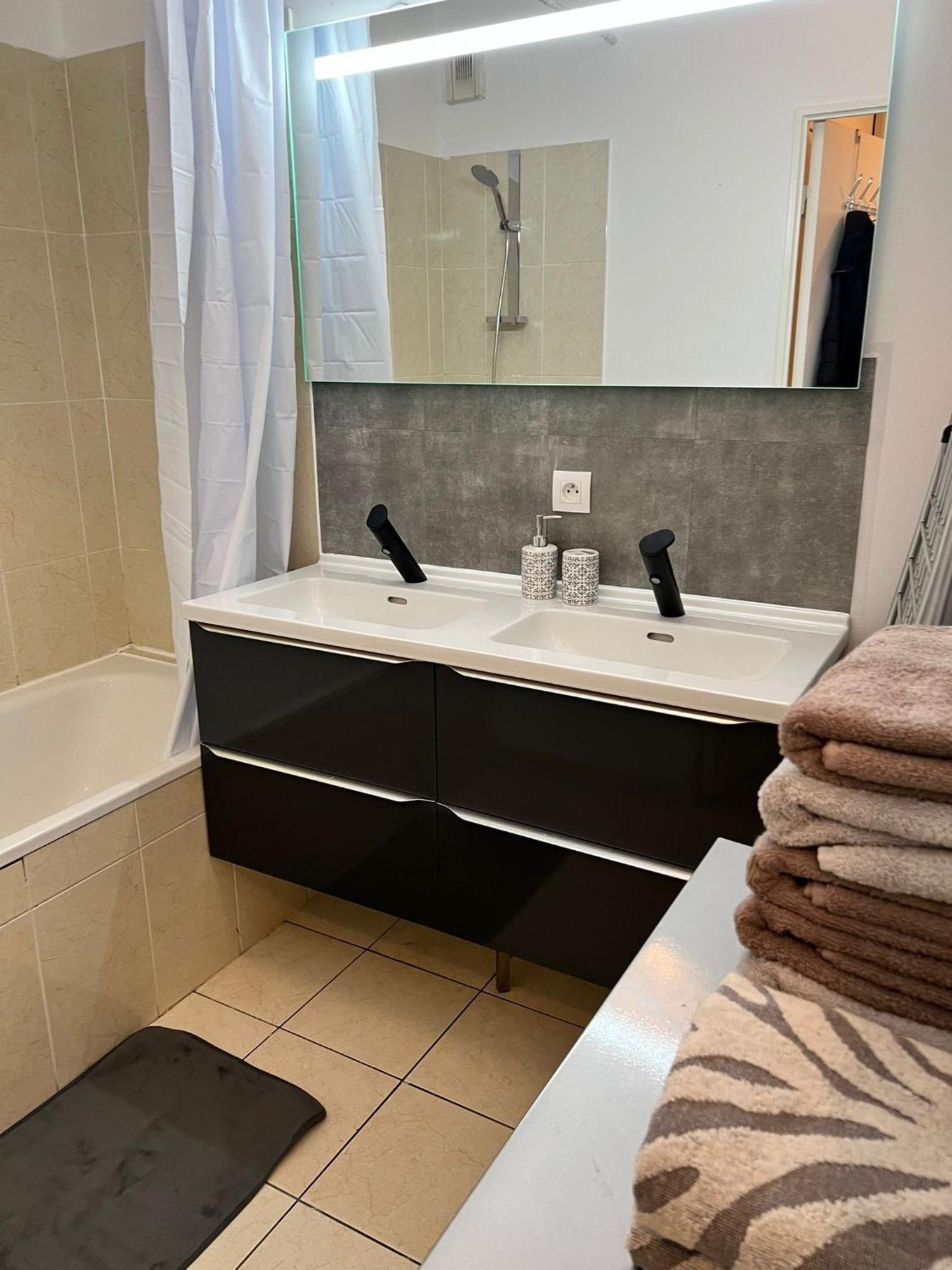 Appartement 5Min Gare Rer Disneyland Paris Val D'Europe La Vallee Village Parking Inclus Montevrain Exterior photo